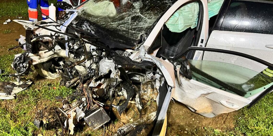 Tres hombres trasladados al hospital tras chocar contra una torre de piedra en Mijas