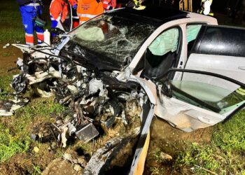 Tres hombres trasladados al hospital tras chocar contra una torre de piedra en Mijas