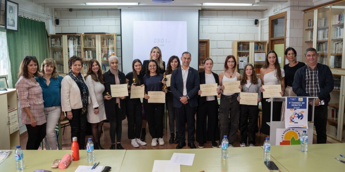 El alcalde de Benalmádena asiste al V Torneo de Debates celebrado en el IES Arroyo de la Miel