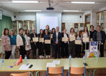 El alcalde de Benalmádena asiste al V Torneo de Debates celebrado en el IES Arroyo de la Miel