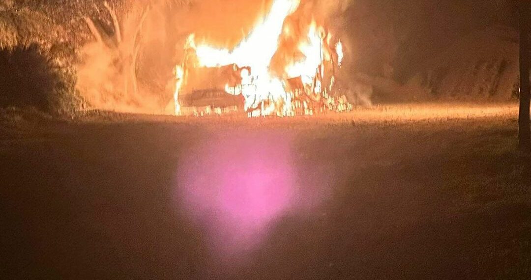 Investigan el hallazgo de un cadáver en el interior de una furgoneta incendiada en Mijas