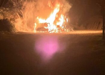 Investigan el hallazgo de un cadáver en el interior de una furgoneta incendiada en Mijas