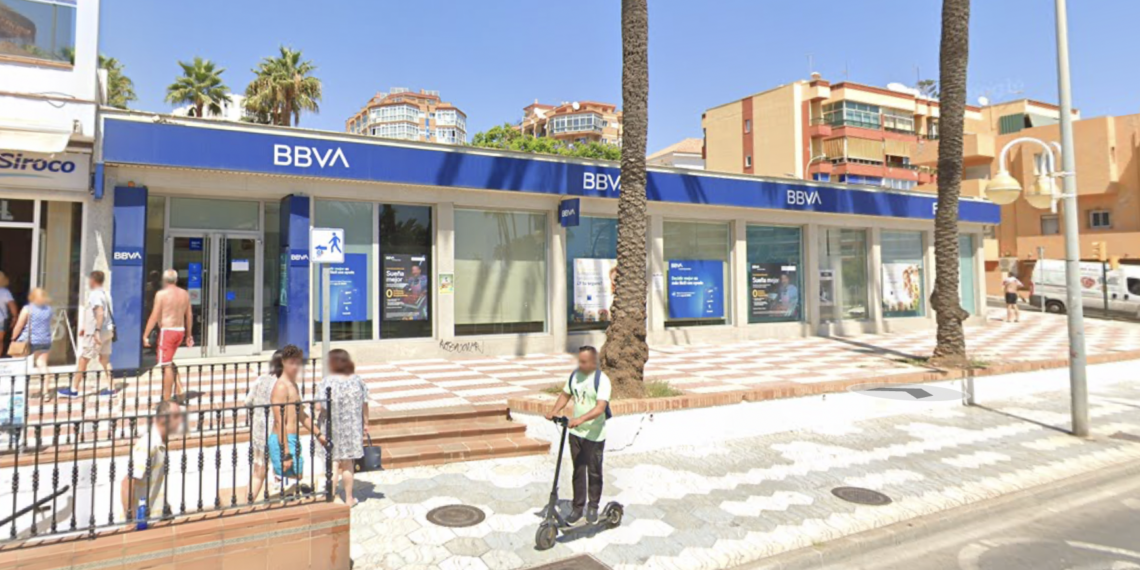 Investigan el atraco a un banco en Benalmádena del que se llevaron un botín de 200.000 euros