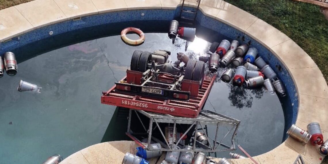 Un camión de bombonas de butano cae en una piscina de una urbanización