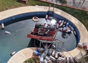 Un camión de bombonas de butano cae en una piscina de una urbanización