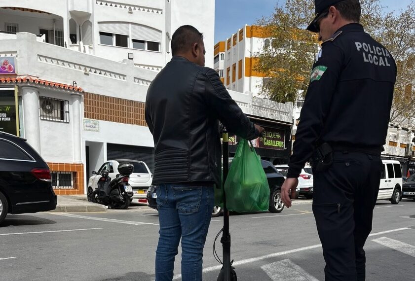 Los controles de Policía Local a patinetes se saldan con más de 25 sanciones por circular por aceras o de manera negligente
