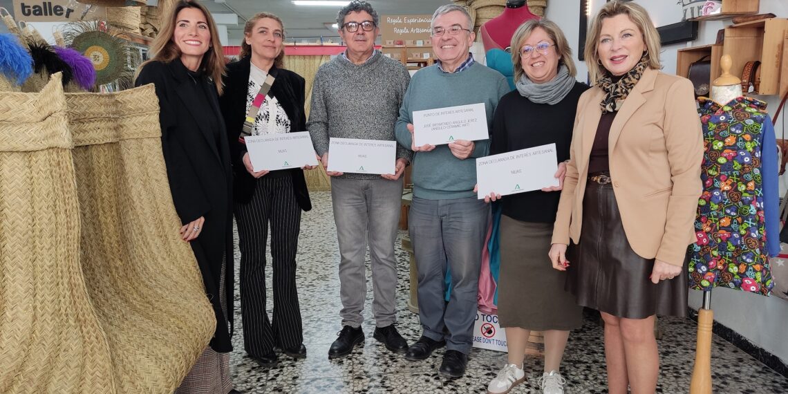 Empleo entrega las placas identificativas a cuatro nuevos talleres adheridos a la Zona de Interés Artesanal de Mijas