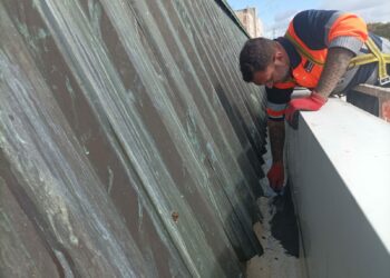 Trabajos de reparación para acabar con las filtraciones de agua en el pabellón de La Lobilla en Estepona