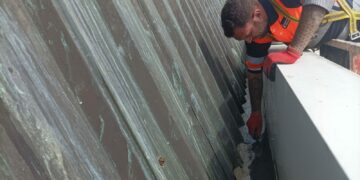 Trabajos de reparación para acabar con las filtraciones de agua en el pabellón de La Lobilla en Estepona