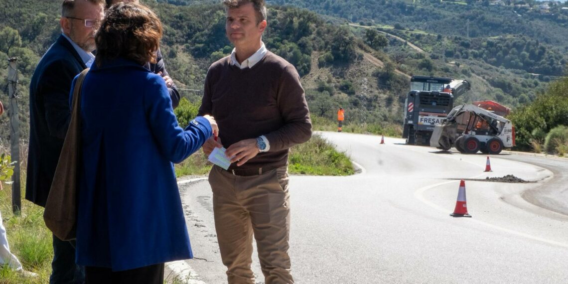 Marbella renueva tramos de la avenida España para mejorar la seguridad vial en Las Chapas