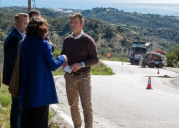 Marbella renueva tramos de la avenida España para mejorar la seguridad vial en Las Chapas