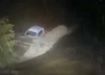 Bomberos rescata un vehículo con dos ocupantes que había quedado atrapado en el río Padrón