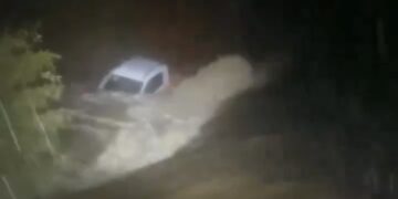 Bomberos rescata un vehículo con dos ocupantes que había quedado atrapado en el río Padrón