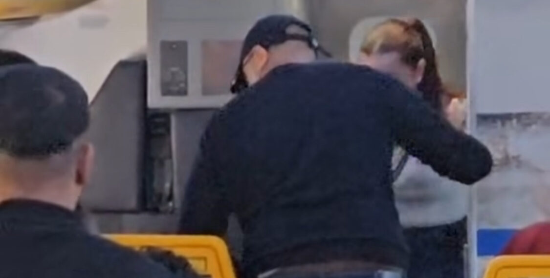 Una mujer tiene que ser atada por los pasajeros de un avión tras protagonizar un altercado en un vuelo a Málaga