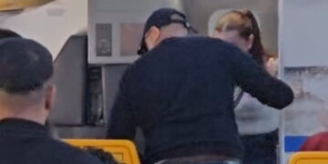 Una mujer tiene que ser atada por los pasajeros de un avión tras protagonizar un altercado en un vuelo a Málaga