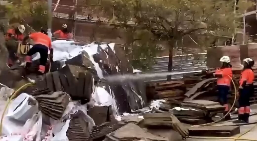 Bomberos intervienen en el incendio de material de construcción de una obra en Estepona