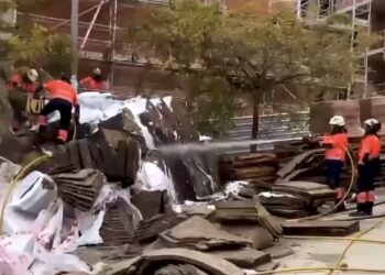 Bomberos intervienen en el incendio de material de construcción de una obra en Estepona