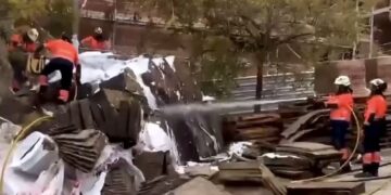 Bomberos intervienen en el incendio de material de construcción de una obra en Estepona