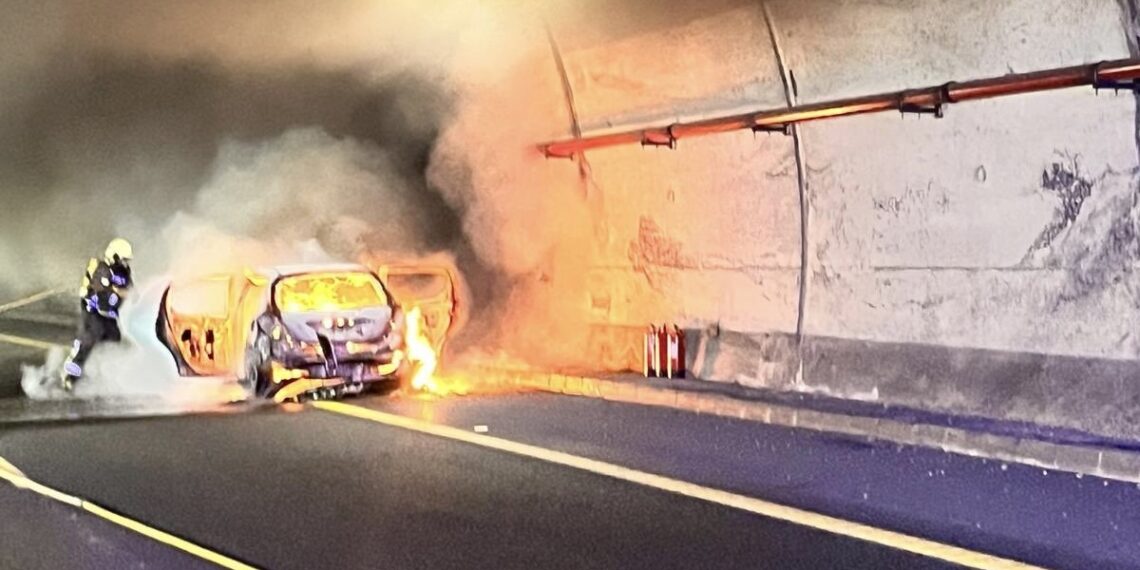 Cerrado al tráfico el túnel de la AP-7 por el incendio de un vehículo