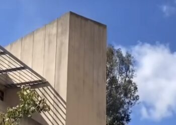 Sale ardiendo la caseta de la azotea de la Biblioteca ‘Miguel de Cervantes’