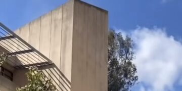 Sale ardiendo la caseta de la azotea de la Biblioteca ‘Miguel de Cervantes’