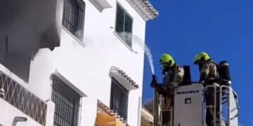 Incendio en un balcón de una vivienda en Torrequebrada, Benalmádena
