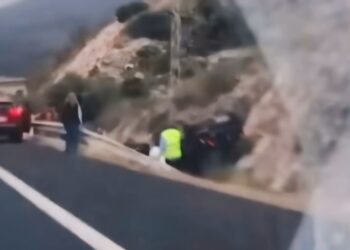 Un hombre de 37 años evacuado al hospital tras salirse su vehículo de la vía en la A-7 en Benalmádena