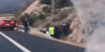 Un hombre de 37 años evacuado al hospital tras salirse su vehículo de la vía en la A-7 en Benalmádena