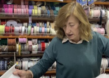 Mercería Lola, desde 1972 en Estepona vendiendo mantillas, peinetas y adornos para Semana Santa