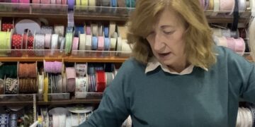 Mercería Lola, desde 1972 en Estepona vendiendo mantillas, peinetas y adornos para Semana Santa