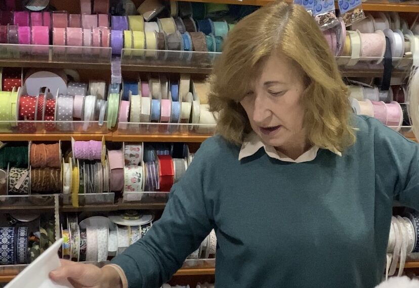 Mercería Lola, desde 1972 en Estepona vendiendo mantillas, peinetas y adornos para Semana Santa