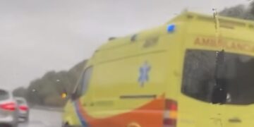 Una persona atrapada tras la colisión de dos vehículos en la A-7 en la subida al Higuerón, Benalmádena