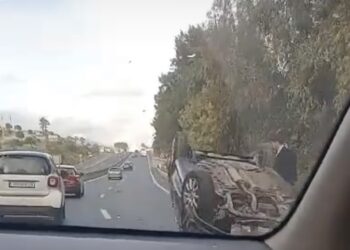 Vuelca un vehículo en la A-7 a la altura de la urbanización Casares del Mar