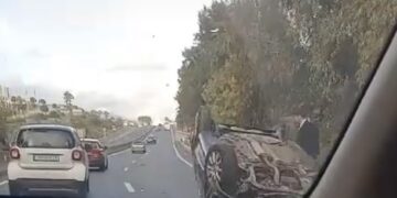 Vuelca un vehículo en la A-7 a la altura de la urbanización Casares del Mar