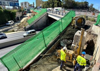 Avanzan las mejoras de la conexión peatonal con la zona norte de Fuengirola con las pasarelas sobre la A-7 en la avenida Clemente Díaz