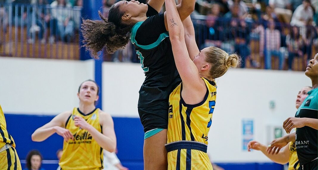 El CAB Estepona le da la vuelta al partido y se hace con su sexta victoria consecutiva