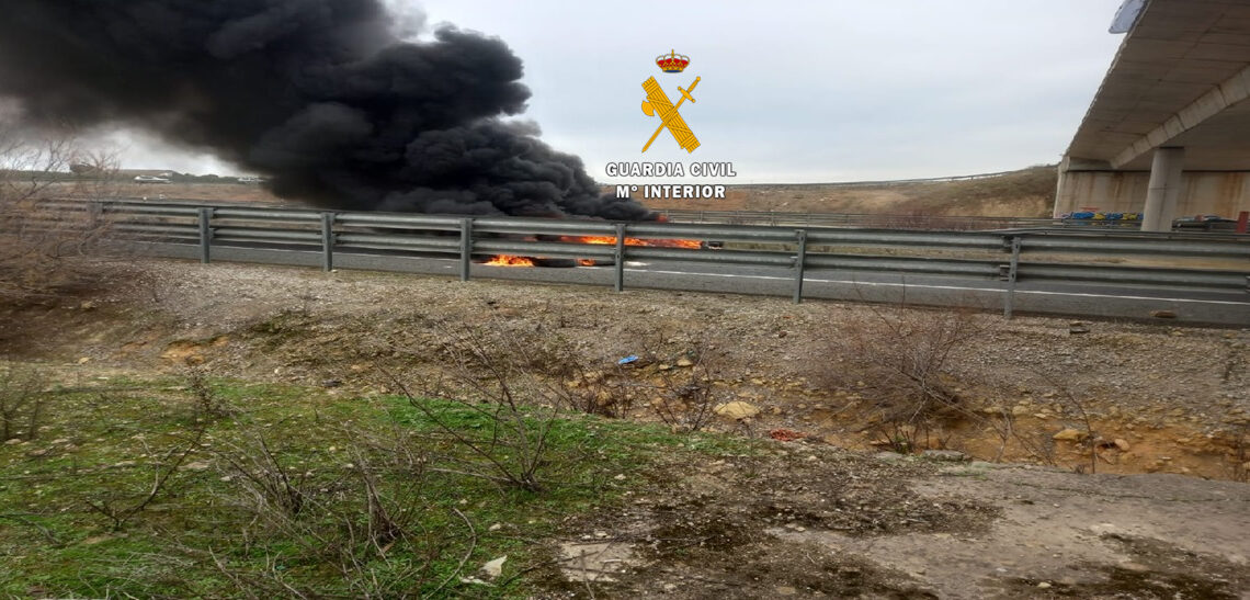 La Guardia Civil investiga a una persona por quema de neumáticos y madera en la autovía de Las Pedrizas