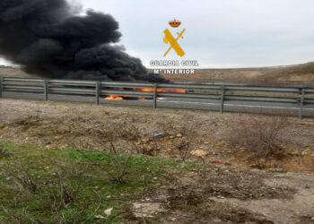 La Guardia Civil investiga a una persona por quema de neumáticos y madera en la autovía de Las Pedrizas