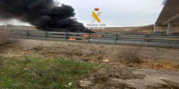 La Guardia Civil investiga a una persona por quema de neumáticos y madera en la autovía de Las Pedrizas