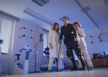 Desarrollan un exoesqueleto que permite caminar de nuevo a personas sin movilidad