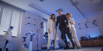 Desarrollan un exoesqueleto que permite caminar de nuevo a personas sin movilidad