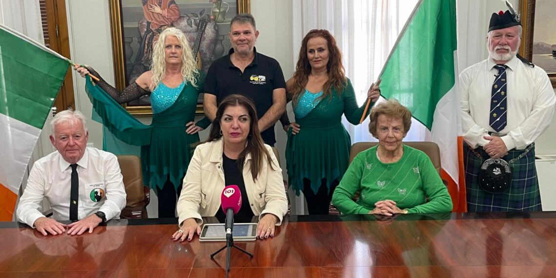 Benalmádena ultima los preparativos para celebrar, con el Castillo El Bil Bil vestido de verde, la fiesta en honor a San Patricio