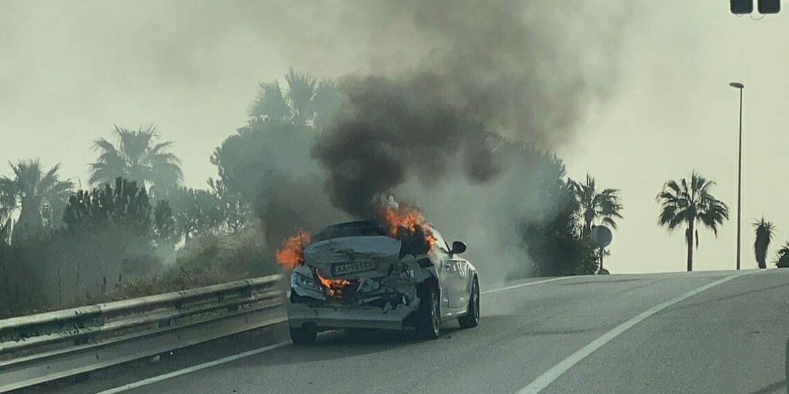 Un vehículo sale ardiendo en el ramal de salida de Estepona hacia la A7