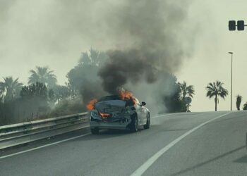 Un vehículo sale ardiendo en el ramal de salida de Estepona hacia la A7