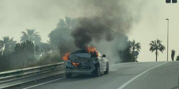 Un vehículo sale ardiendo en el ramal de salida de Estepona hacia la A7