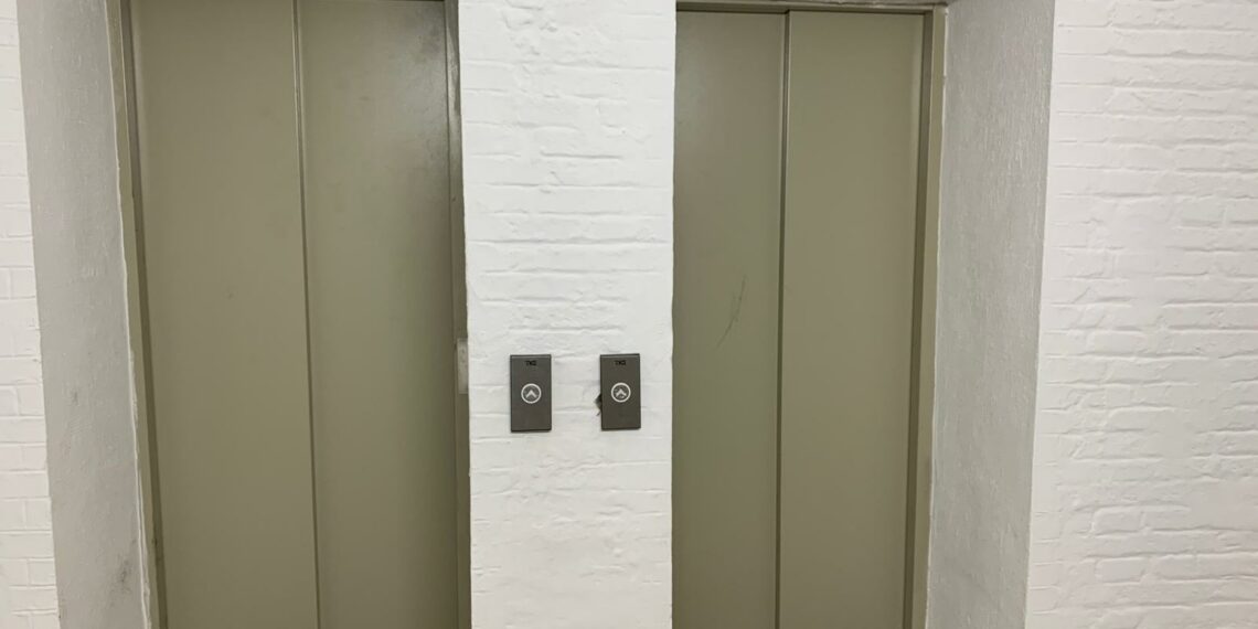 Vuelven a funcionar los ascensores que conectan el centro con la playa de El Bajondillo tras años en desuso