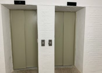 Vuelven a funcionar los ascensores que conectan el centro con la playa de El Bajondillo tras años en desuso