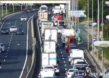 Bomberos liberan a una mujer atrapada en su vehículo tras sufrir una colisión en Marbella