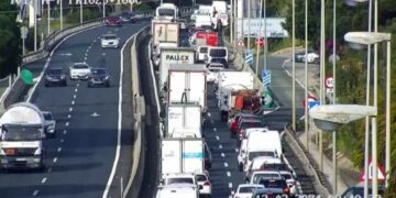 Bomberos liberan a una mujer atrapada en su vehículo tras sufrir una colisión en Marbella