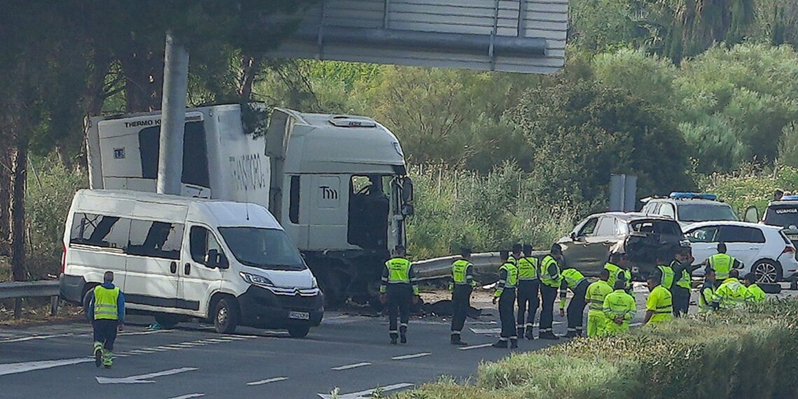 Un camión arrolla un control policial en Sevilla y acaba con la vida de seis personas
